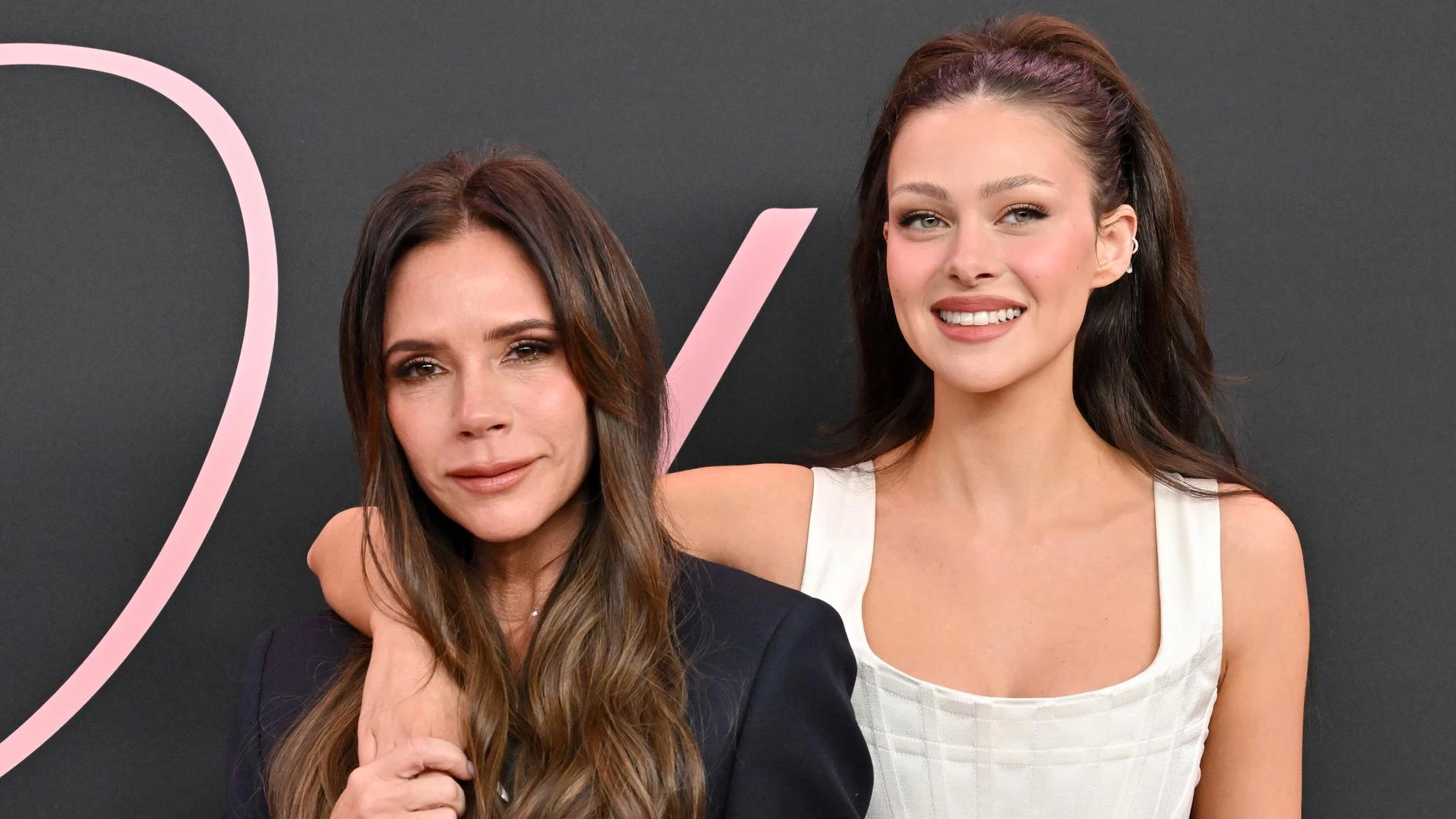 Виктория Бэкхем и Никола Пельтц. Фото: Getty Images