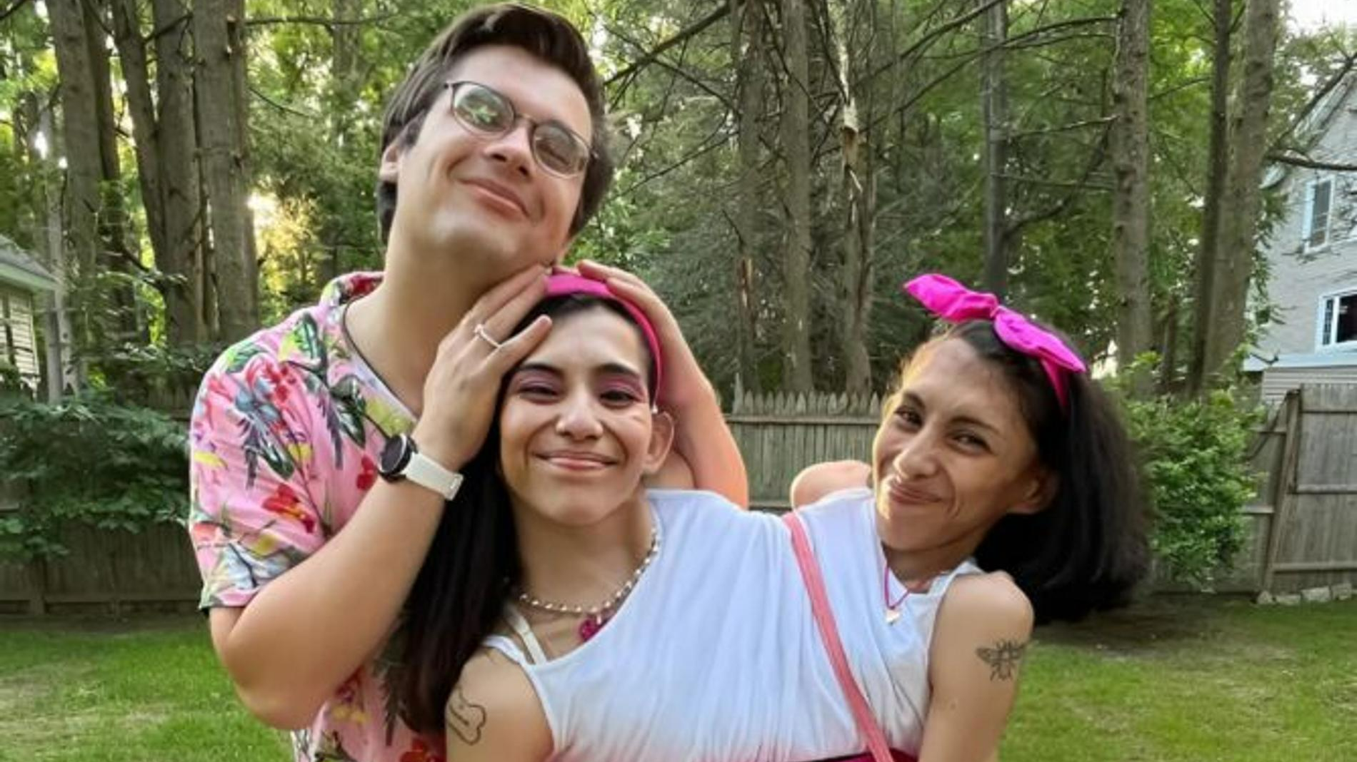 Дэниел МакКормак и Люпита и Кармен Андраде. Фото: Инстаграм (запрещён в РФ)