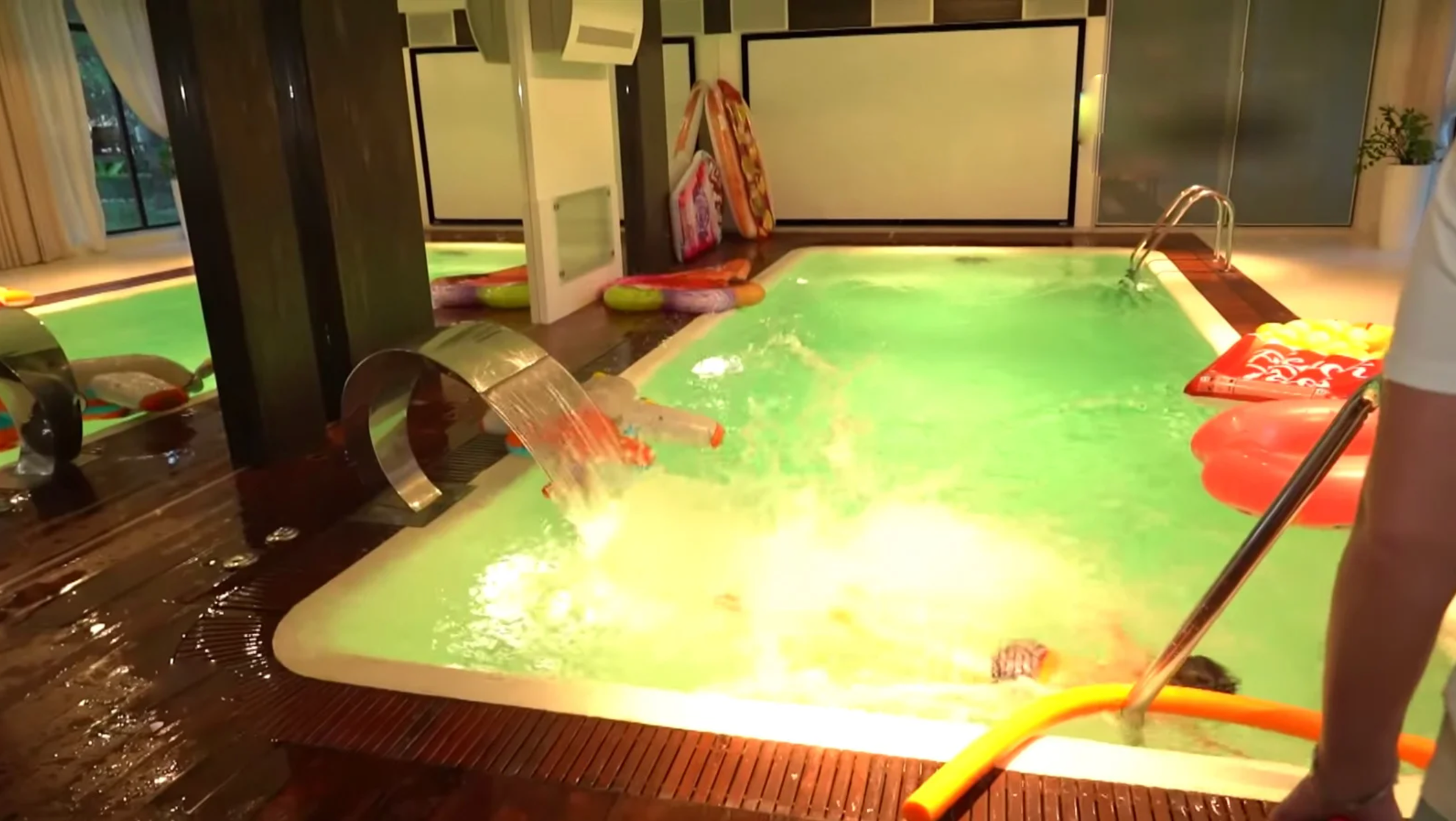 Бассейн и джакузи в доме Дибровых. Фото: НТВ