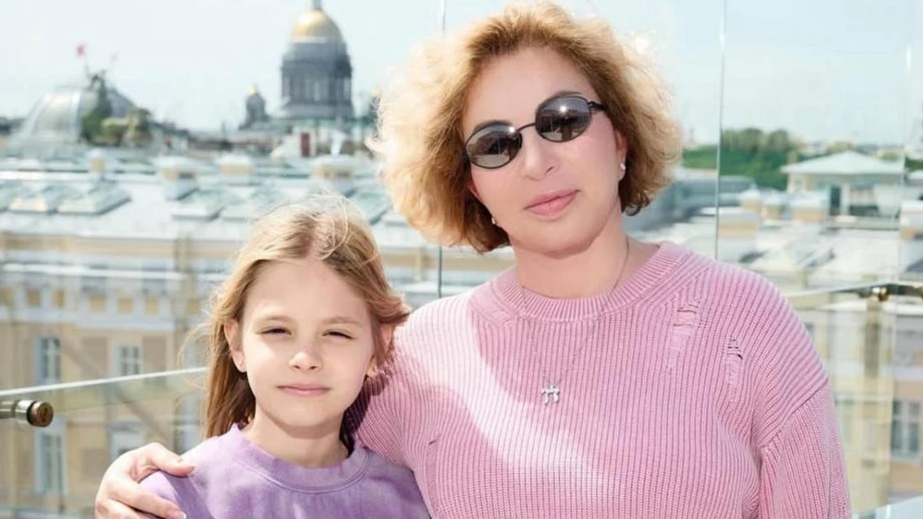 Симона Юнусова — мать Тимати, Алиса Юнусова — дочь Тимати и Алёны Шишковой. Фото: Instagram (запрещён в РФ) @simona280