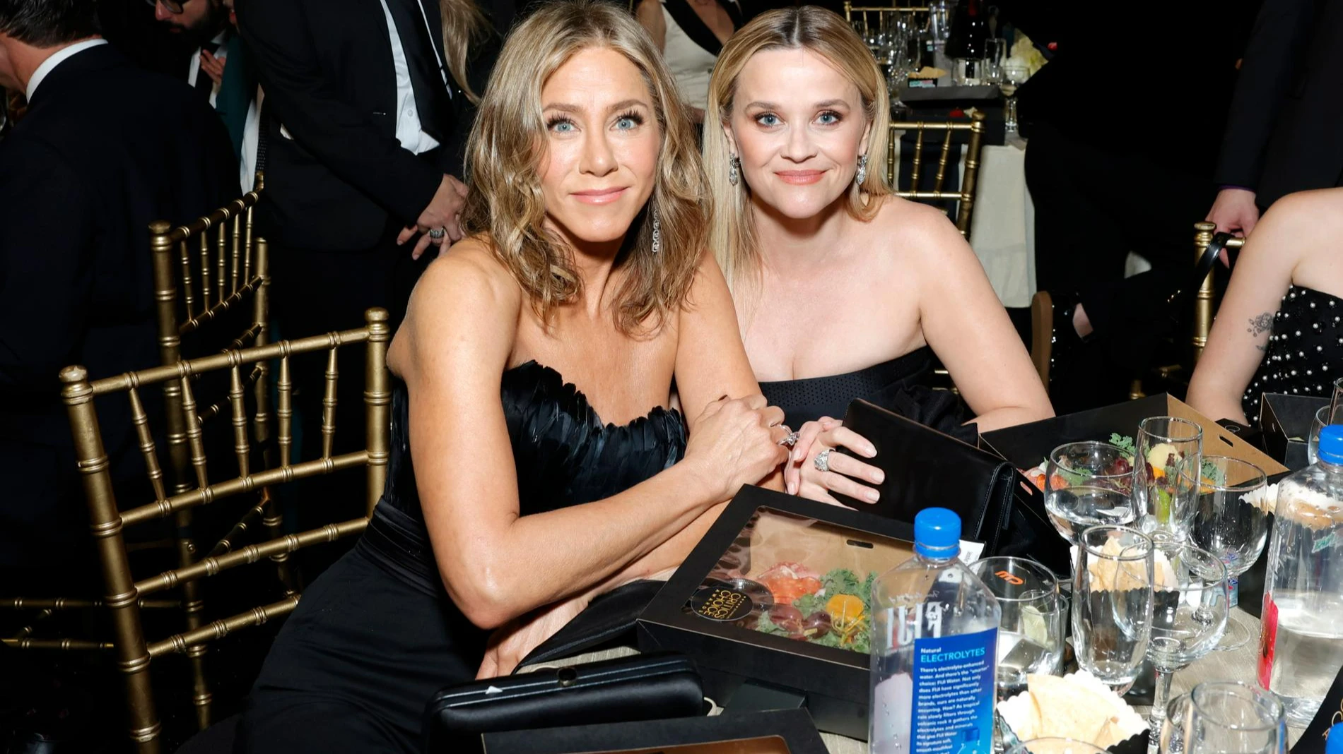 Риз Уизерспун и Дженнифер Энистон. Фото: Getty images