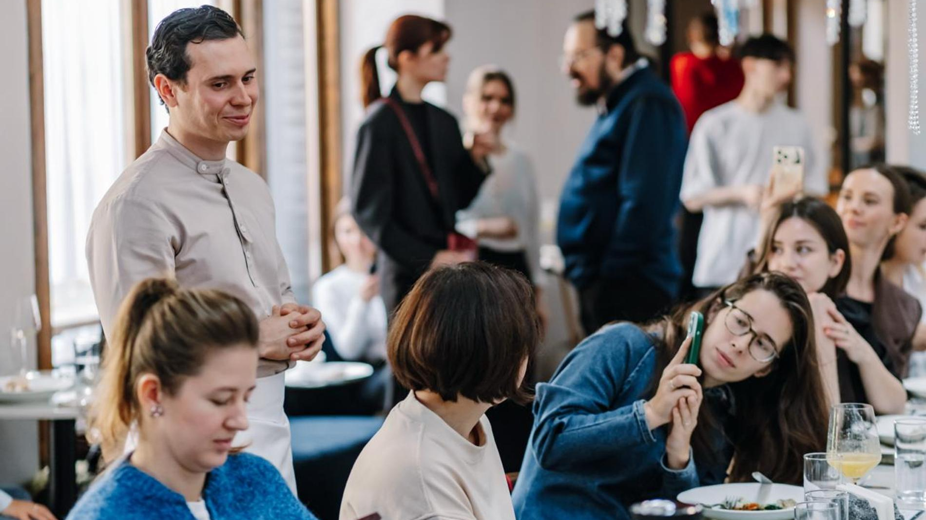 Андрей Лапин с гостями мероприятия. Фото: архив пресс-службы
