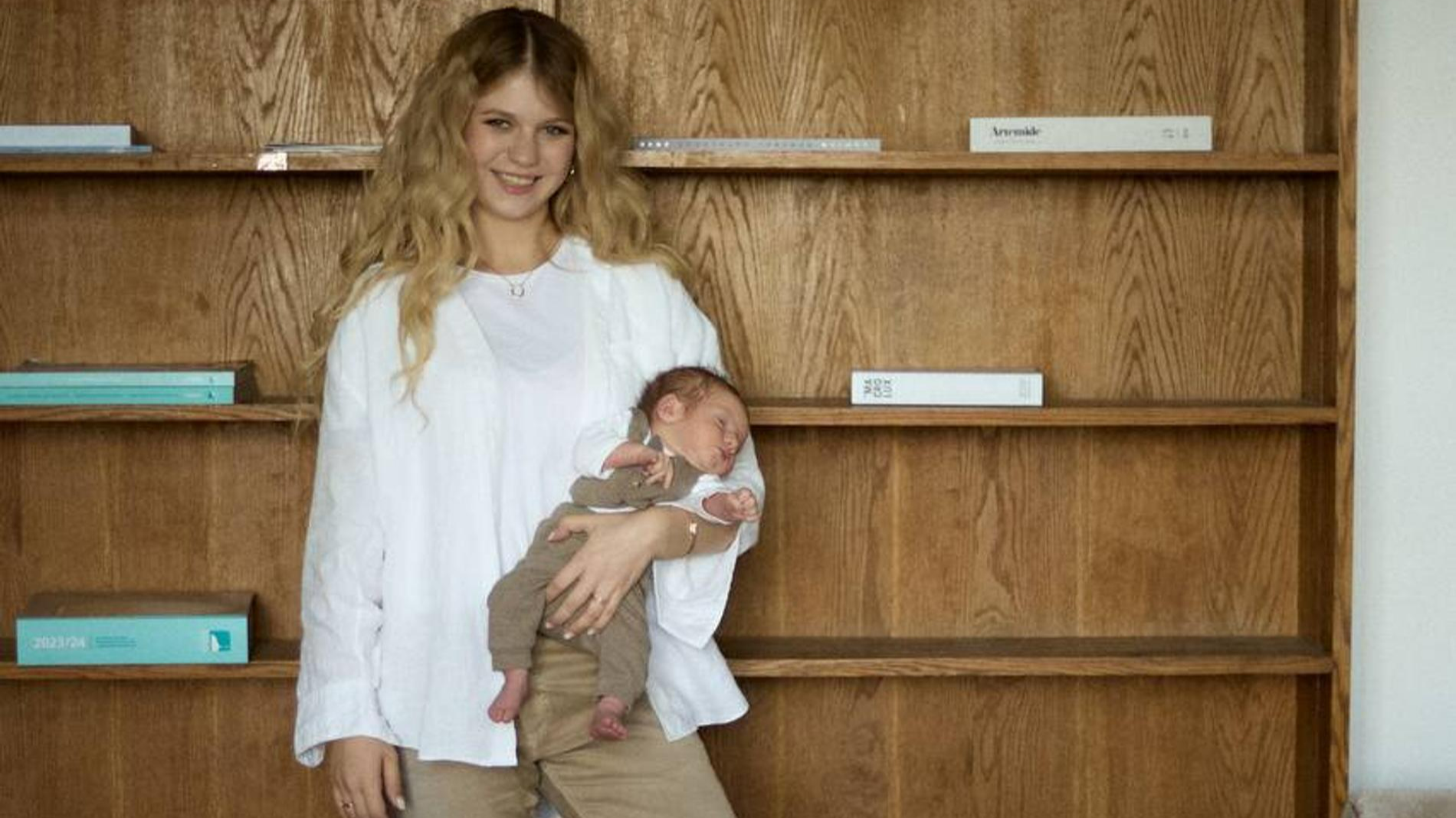 Александра Трусова с сыном. Фото: ТГ-канал avtrusovaofficial