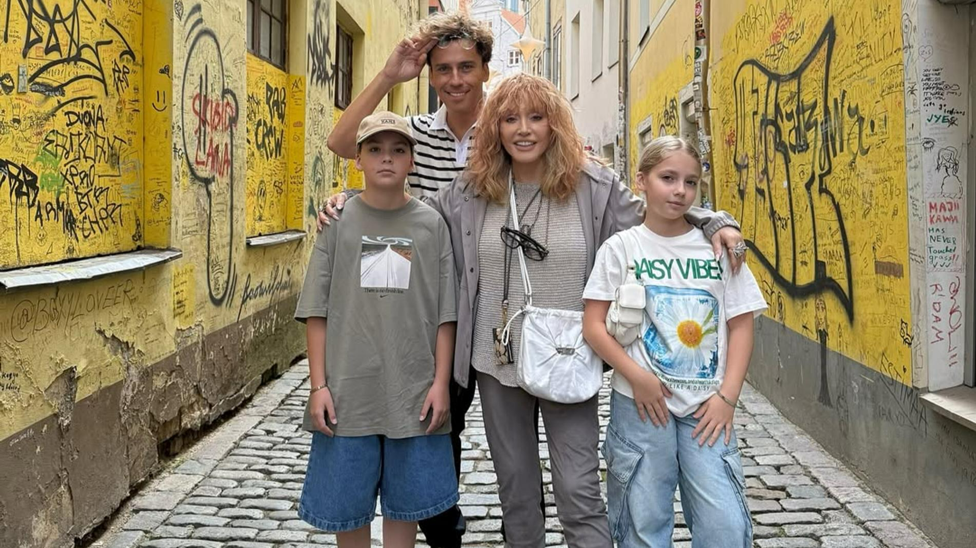 Максим Галкин* (признан иноагентом) и Алла Пугачёва с детьми. Фото: Инстаграм (запрещён в РФ) @maxgalkinru