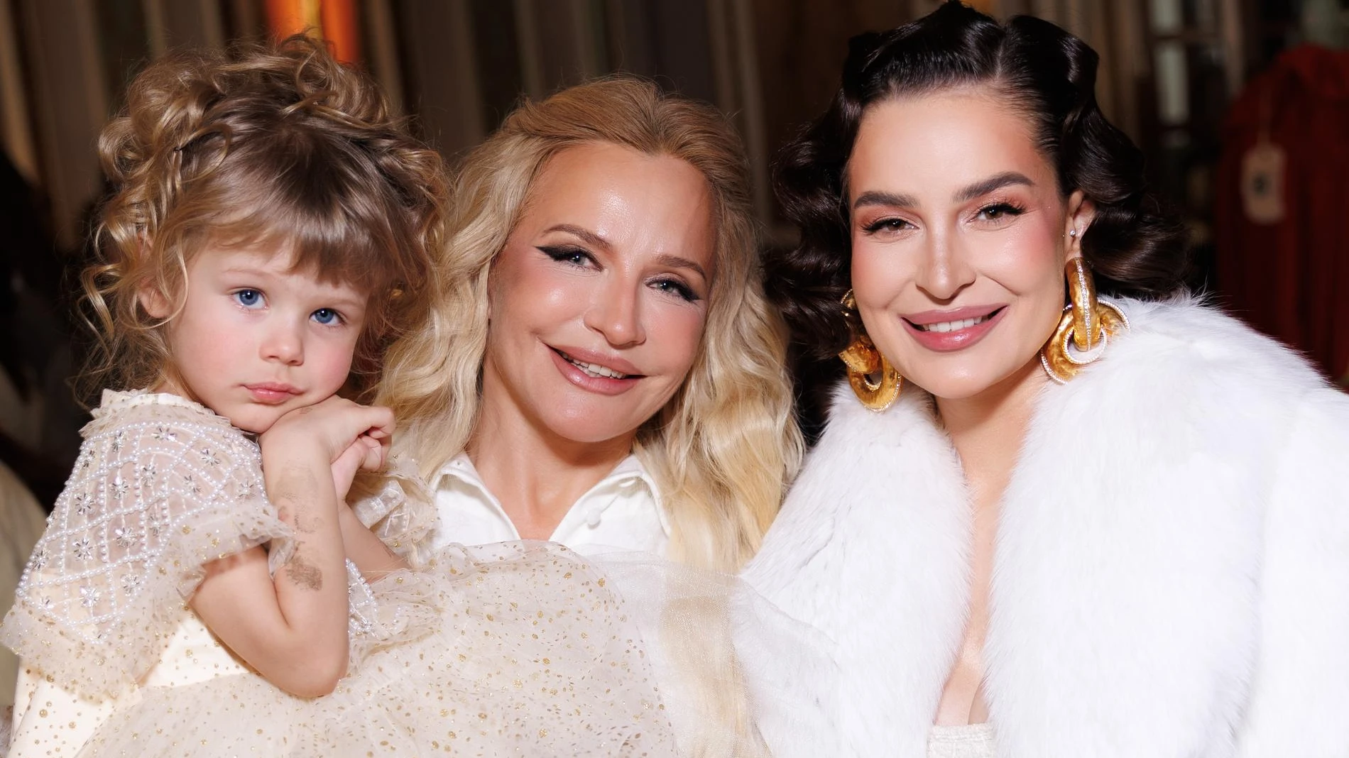 Виктория Шелягова с внучкой Ивой и певицей Севиль. Фото: архив пресс-службы