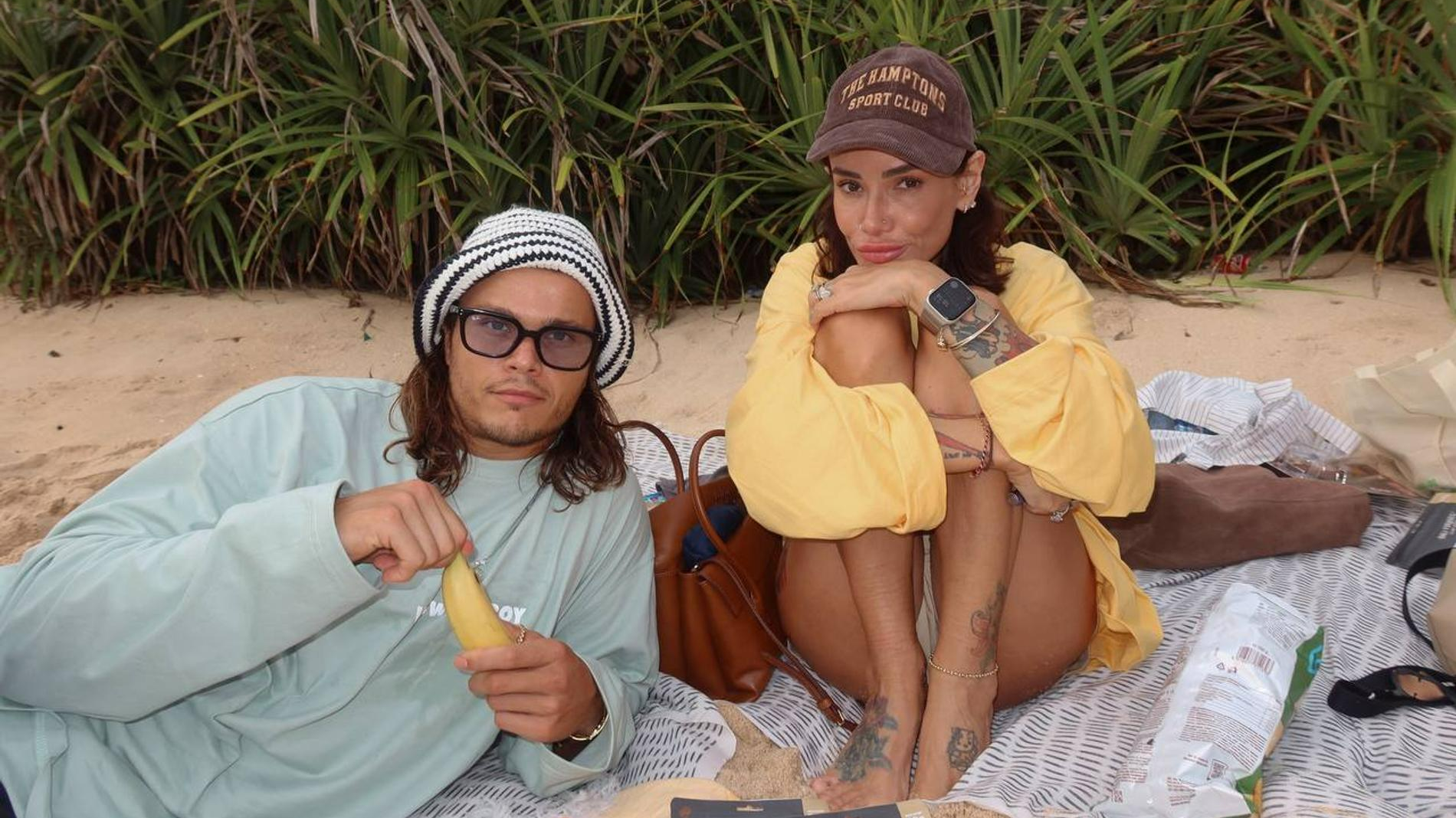 Айза-Лилуна Ай с мужем. Фото: ТГ-канал aizalovesyou