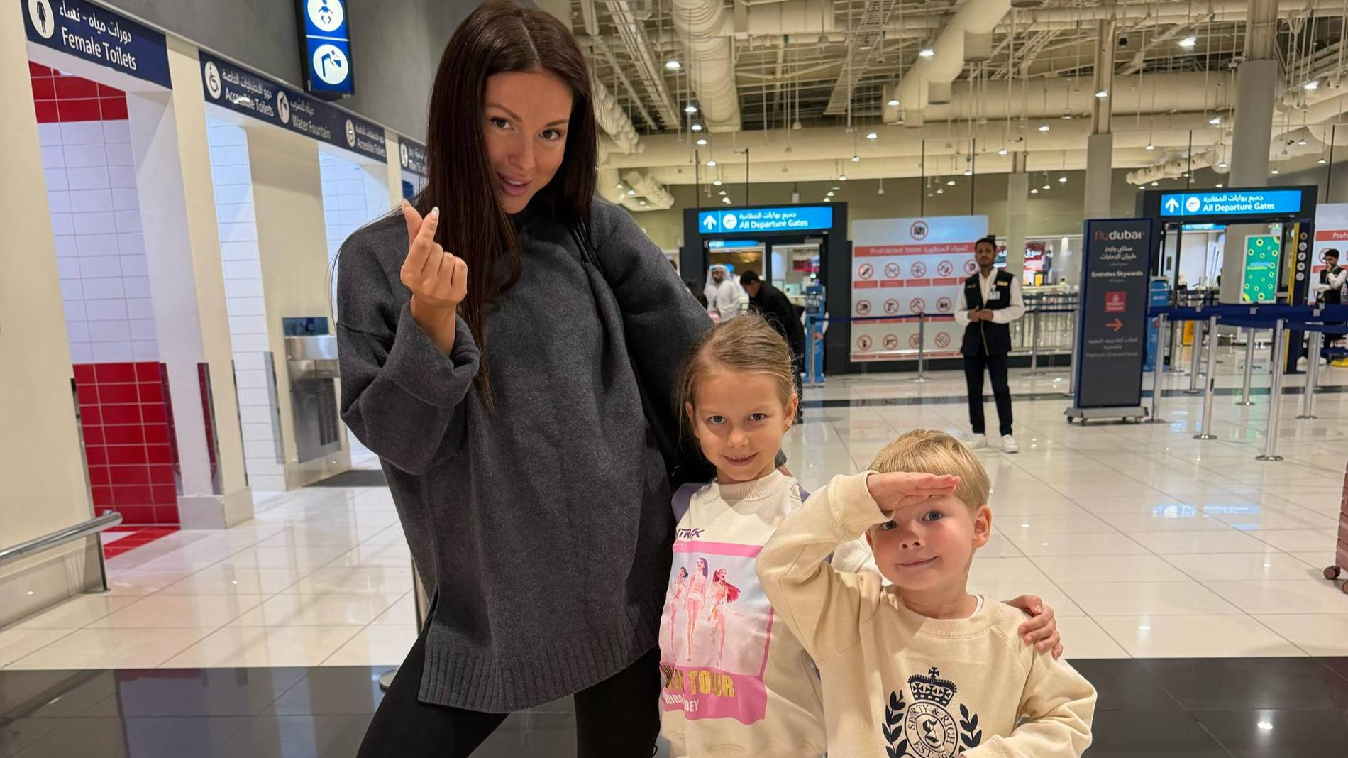 Нюша с детьми. Фото: Telegram @nyusha_nyusha