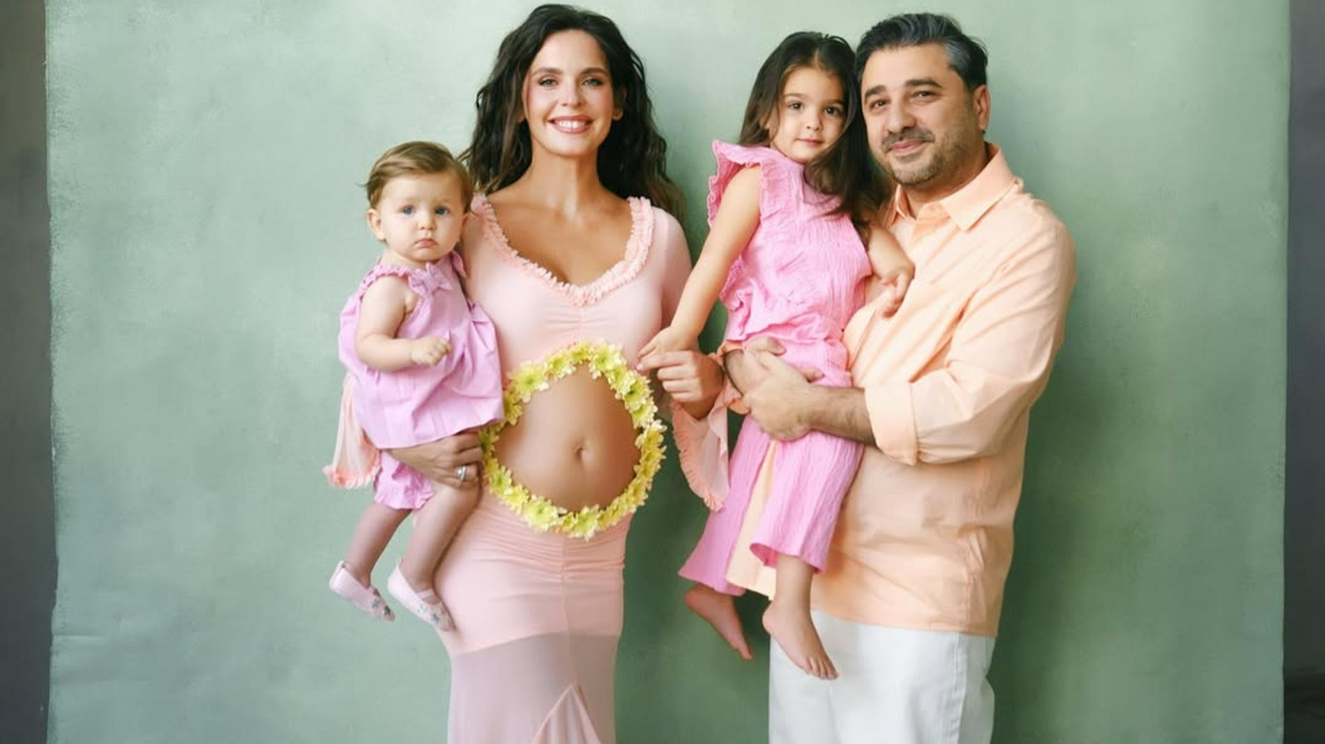 Лиза Моряк и Сарик Андреасян с детьми. Фото: Инстаграм (запрещён в РФ) @moryakliza