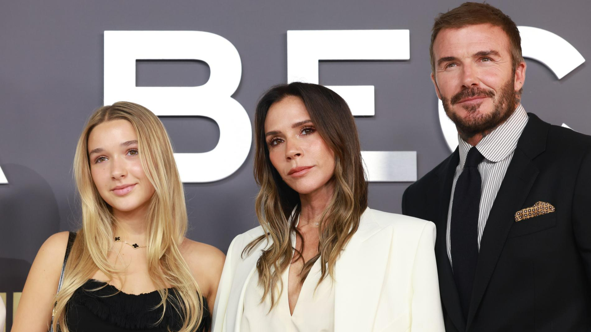 Харпер Бекхэм с родителями. Фото: Getty images