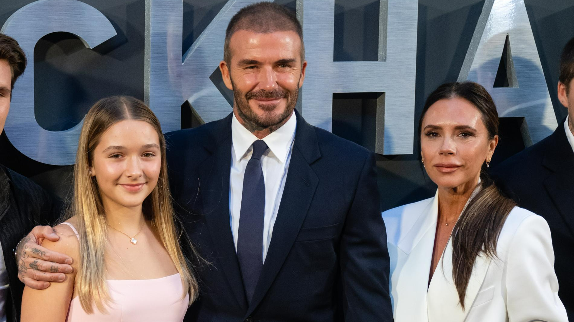 Харпер Бекхэм с родителями. Фото: Getty images