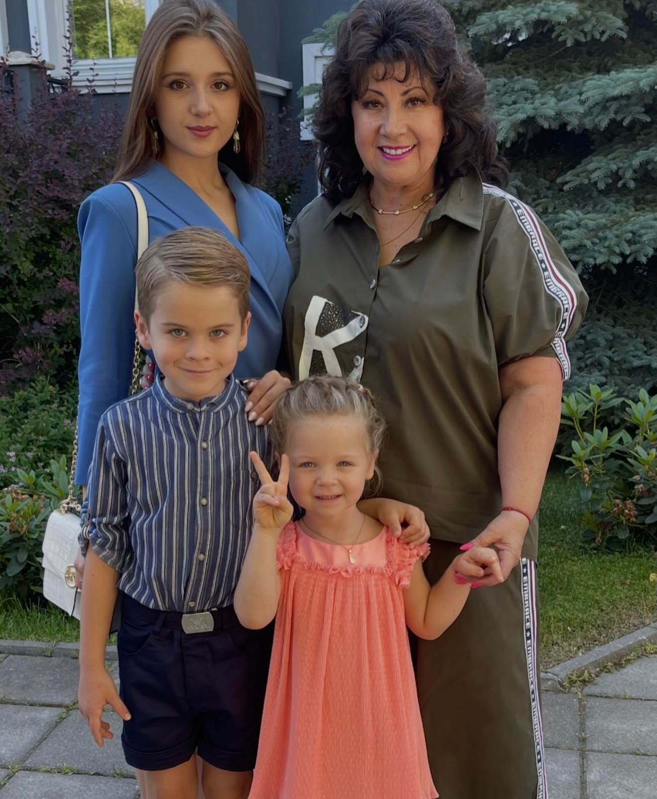 Валентина Лазарева с внуками. Фото: Соцсети Валентины Лазаревой