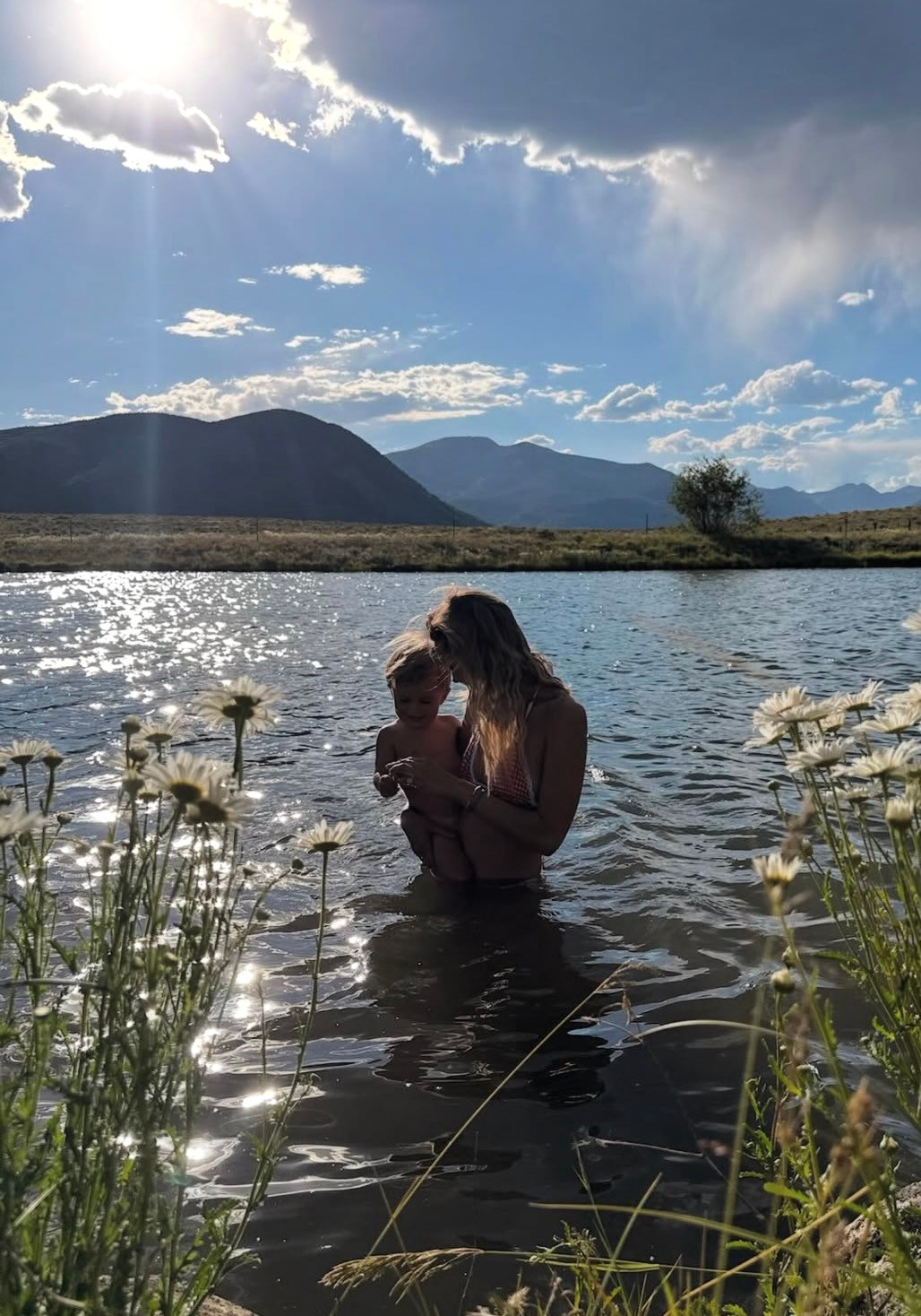 Белла Хадид с ребёнком своих друзей. Фото: Instagram (Запрещён в РФ) @bellahadid