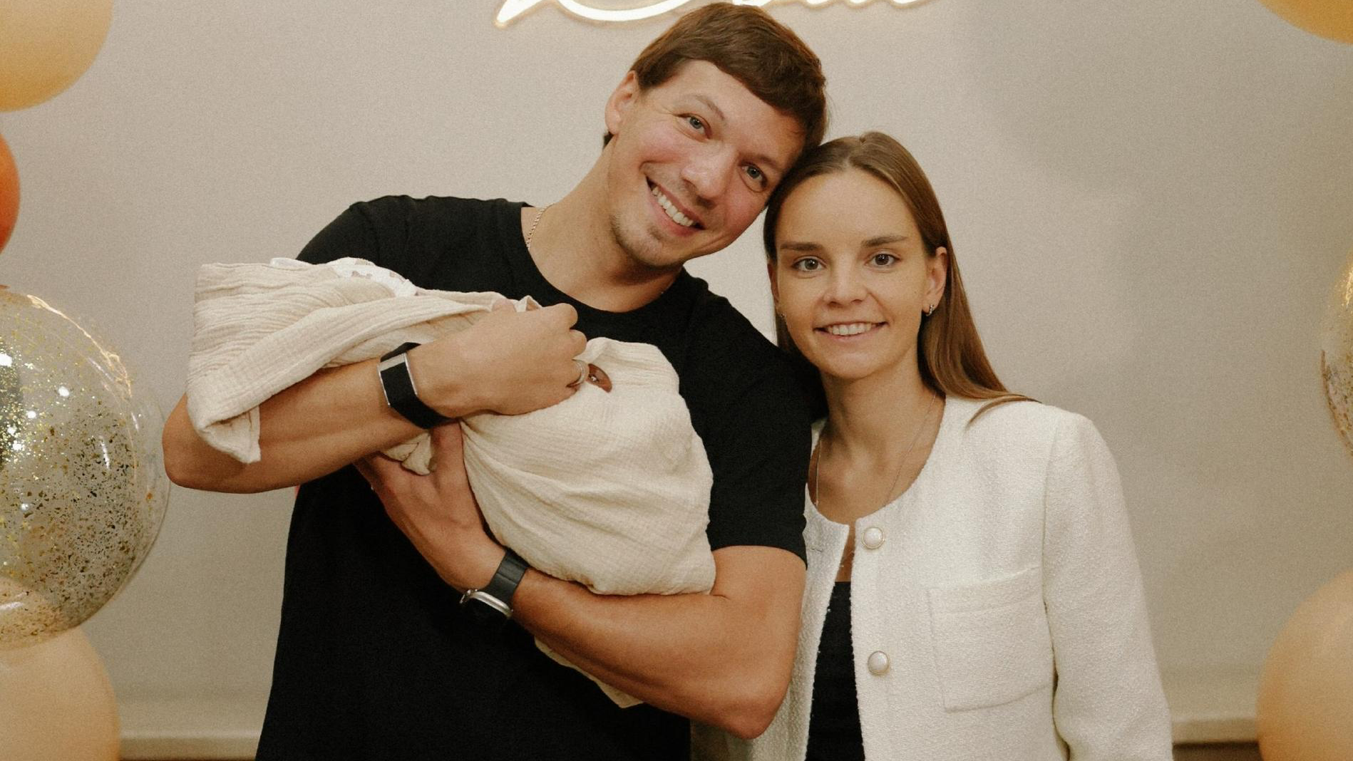 Дмитрий Соловьёв и Дина Аверина с новорождённым. Фото: Инстаграм (запрещён в РФ) @dmitry_solovyev