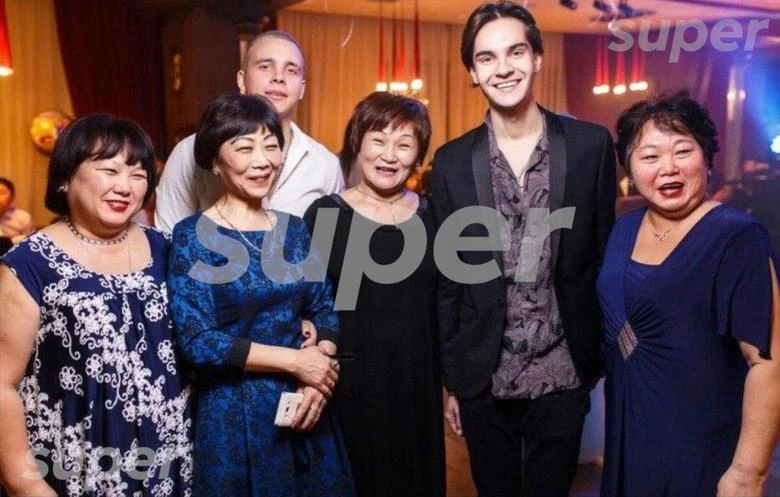 Участники M-Band с родственниками Анатолия на семейном празднике Цоев