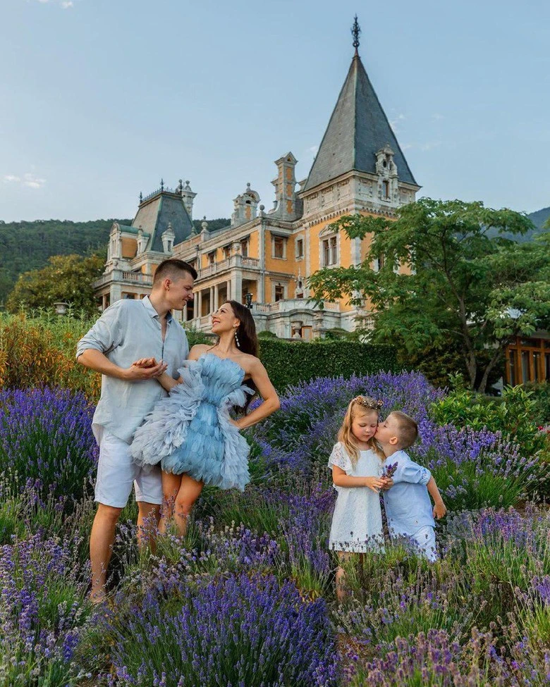 Валерия Чекалина с семьей. Фото: @ler_chek