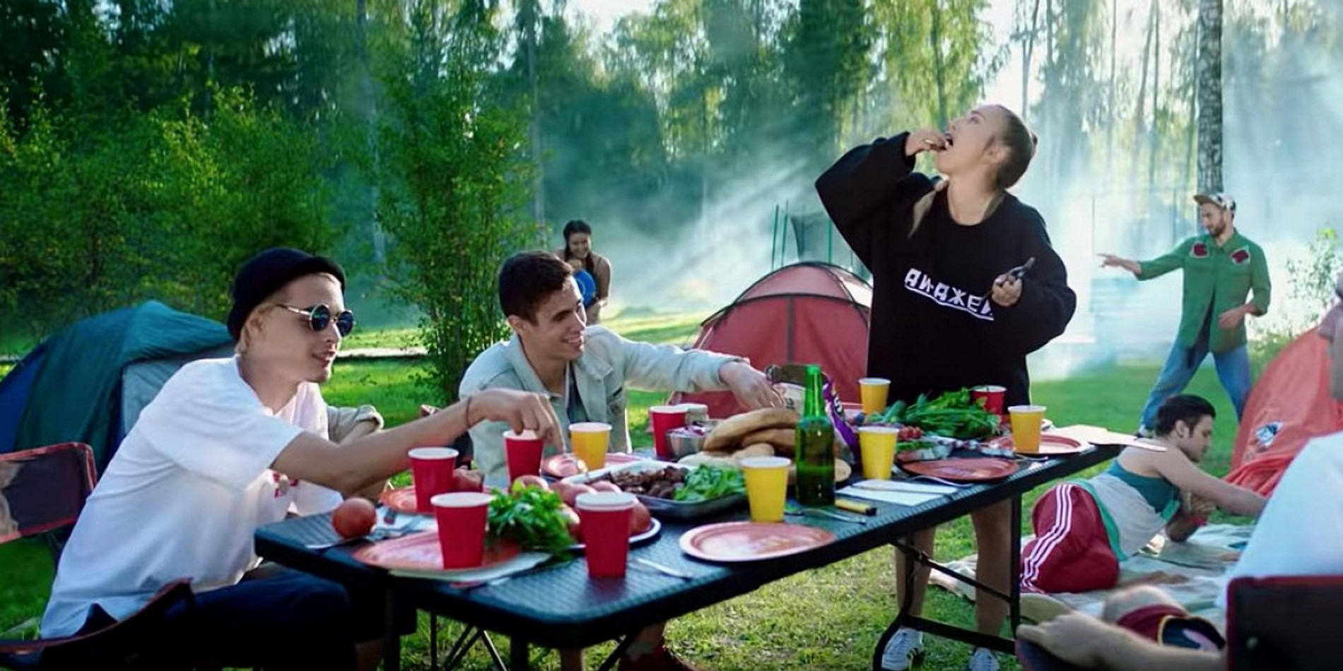 Кадр из клипа группы «Хлеб»