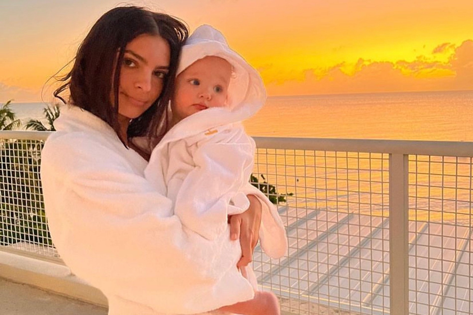 Эмили Ратаковски с сыном
Источник: Инстаграм (запрещен в РФ) / @emrata