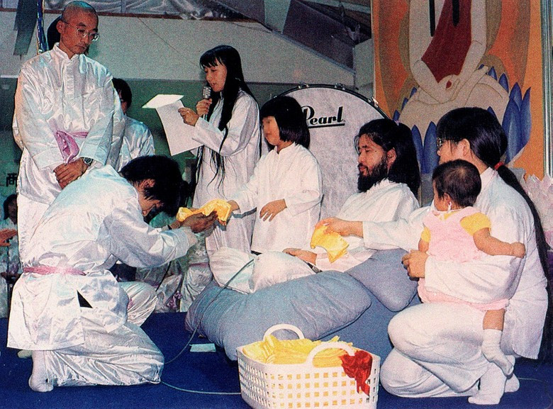 Члены «Аум Синрике» с основателем секты Секо Асахарой. Источник: соцсети