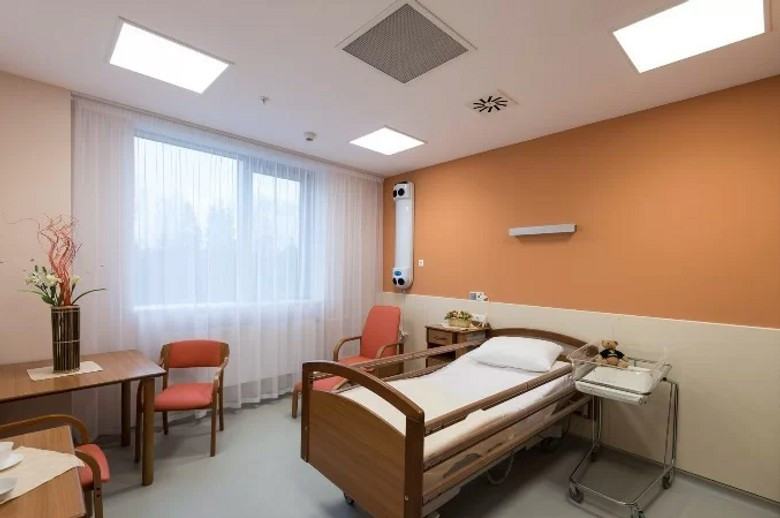 Однокомнатная палата. Специальная кровать оборудована пультом и съемными бортиками