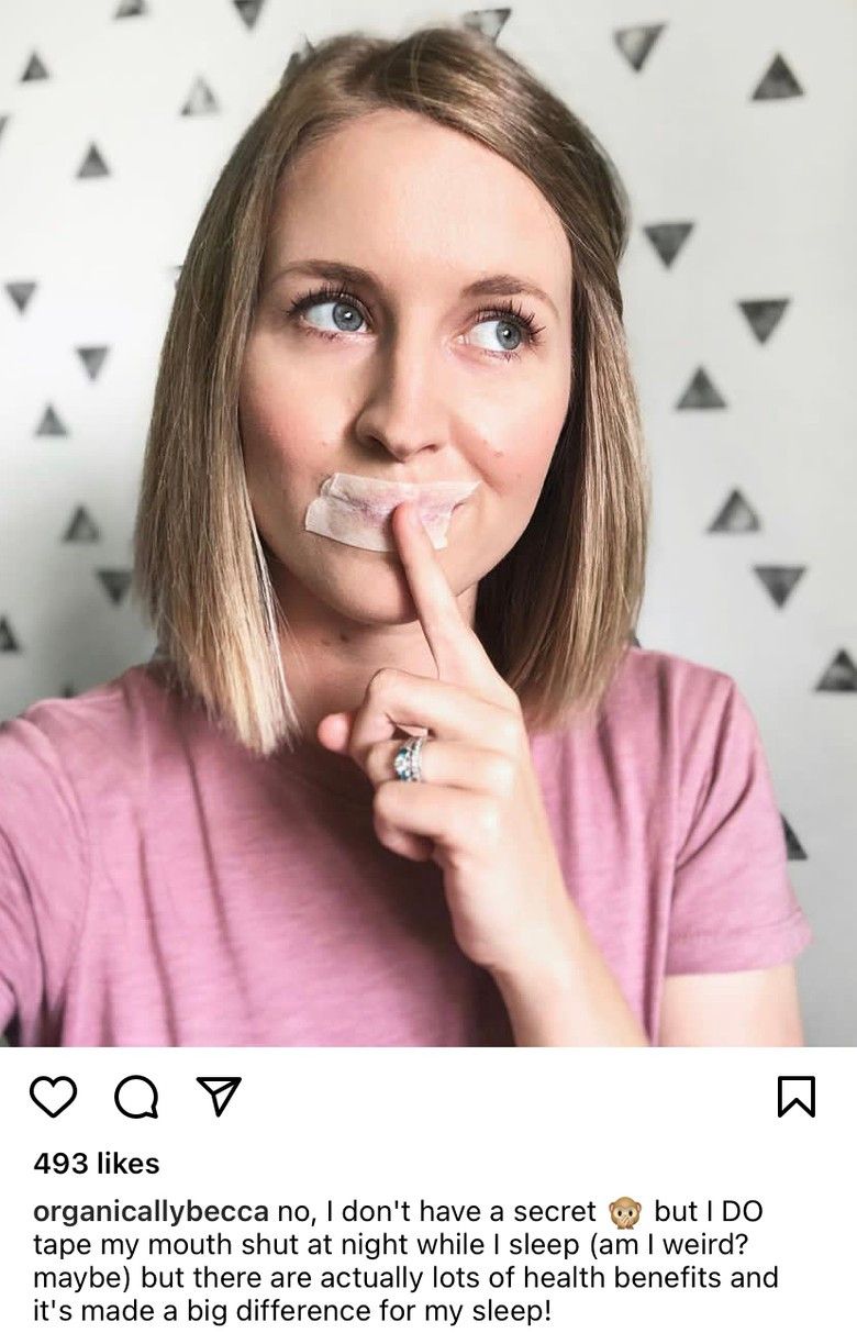 Я заклеиваю рот перед сном (я странная? Возможно), но на самом деле это полезно для сна! Источник: Инстаграм (запрещен в РФ) / organicallybecca