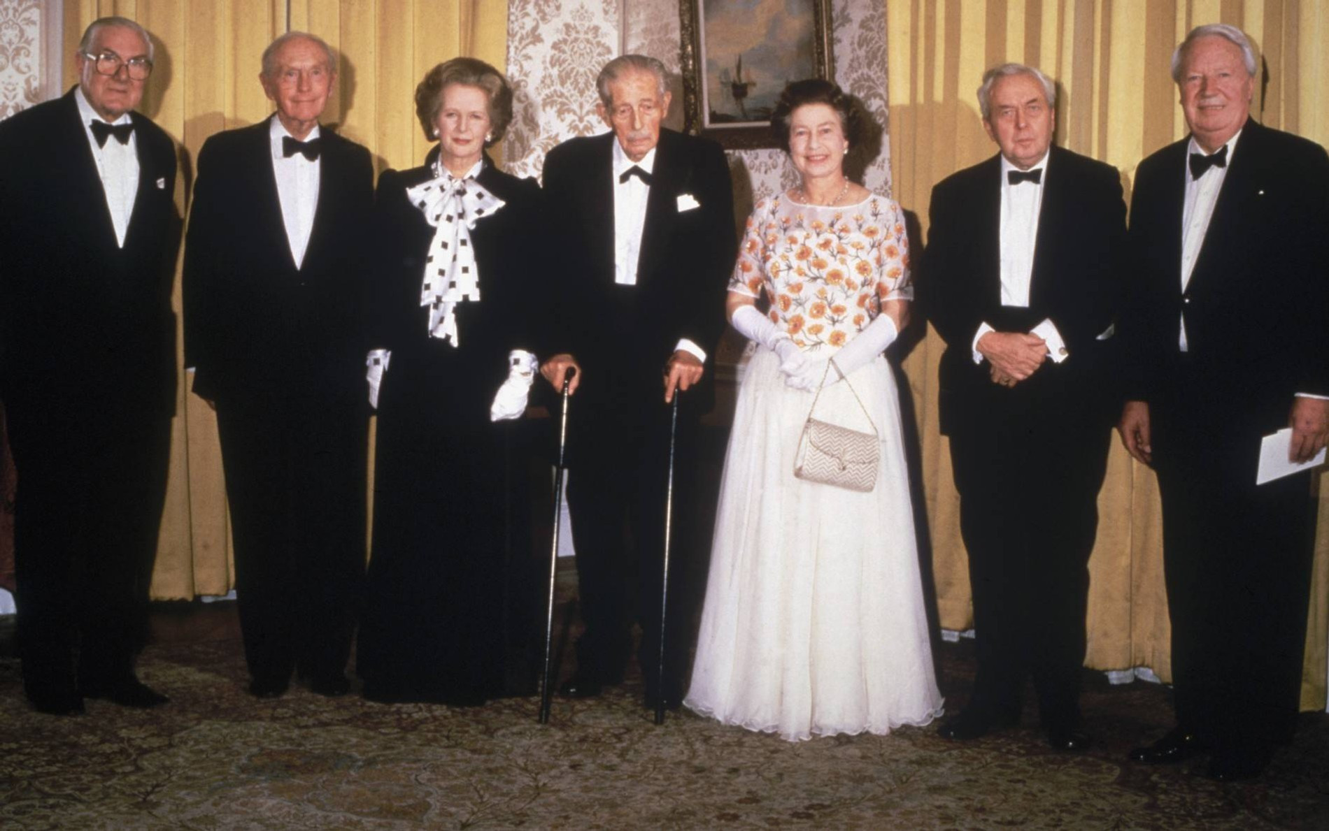 Бывшие премьер-министры Великобритании Джеймс Каллаган, Алек Дуглас-Хьюм, Маргарет Тэтчер, Гарольд Макмиллан, Гарольд Уилсон и Эдвард Хит с королевой Елизаветой II, 1985