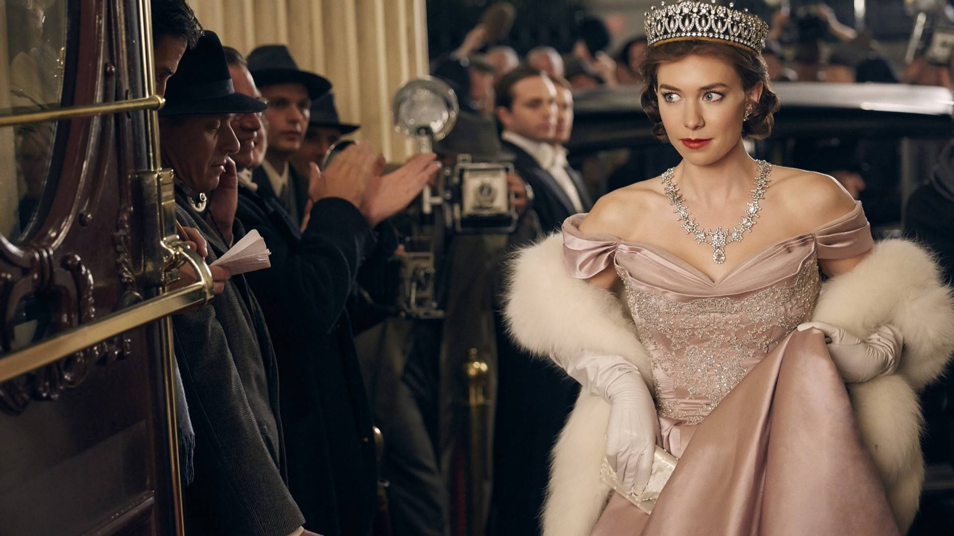 Кадр из сериала «Корона»