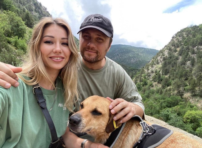 Лера с молодым человеком и псом. Фото: Инстаграм* Леры Козловой