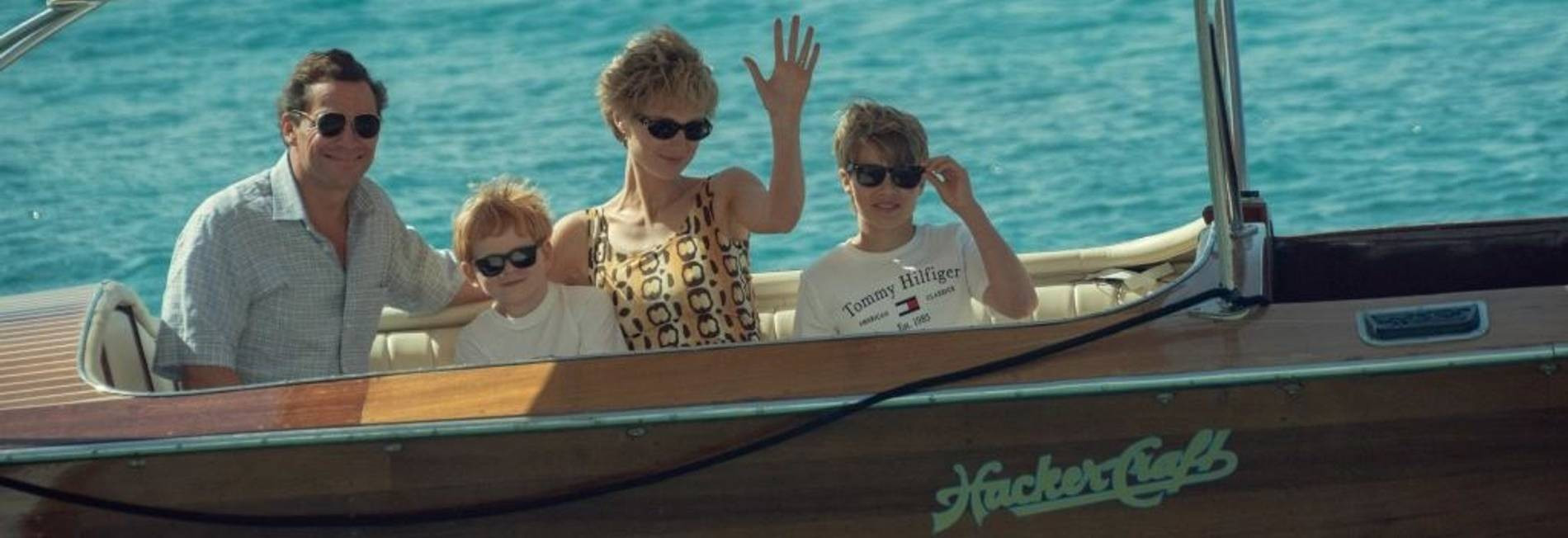 Доминик Уэст в роли принца Чарльза и Элизабет Дебики в роли принцессы Дианы 
Фото: Netflix