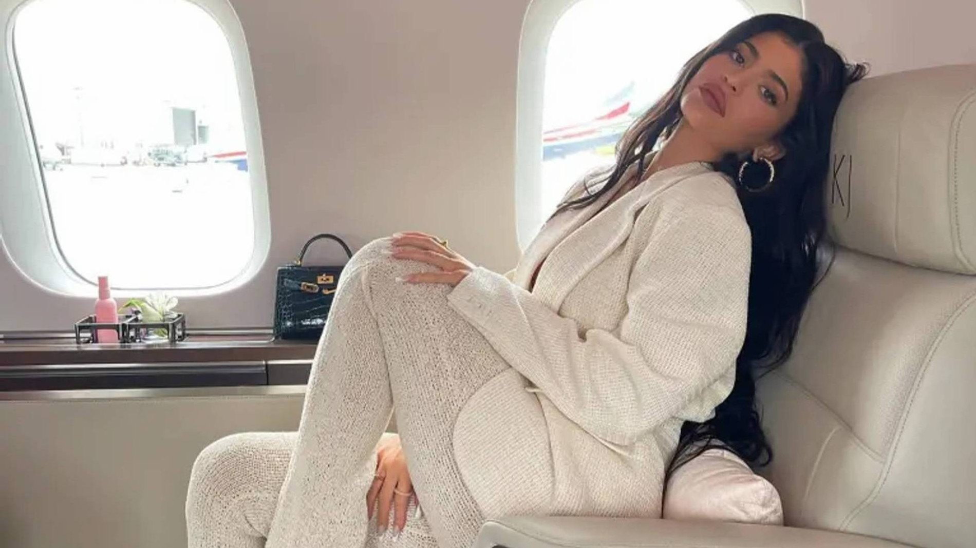 Кайли Дженнер в своем самолете
Фото: Инстаграм (запрещен в РФ)