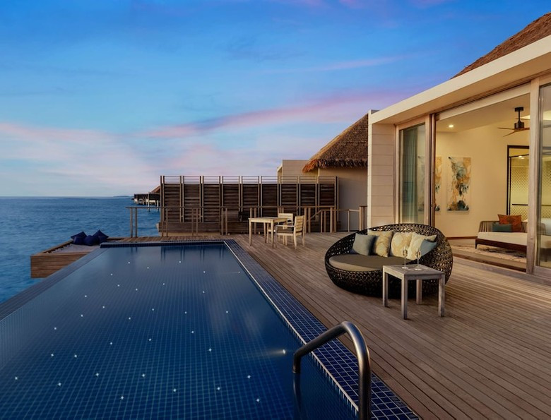 Вилла с закатной стороны отеля Radisson Blu Resort Maldives 