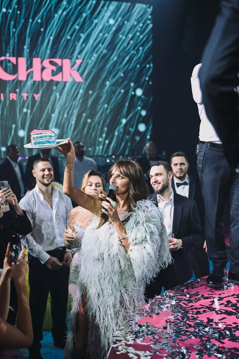 Екатерина Варнава и торт. Фото: Super / Марченко Александра