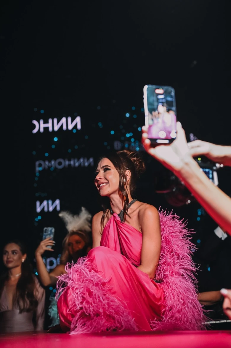 Лерчек смотрит сюрприз мужа. Фото: Super / Марченко Александра 