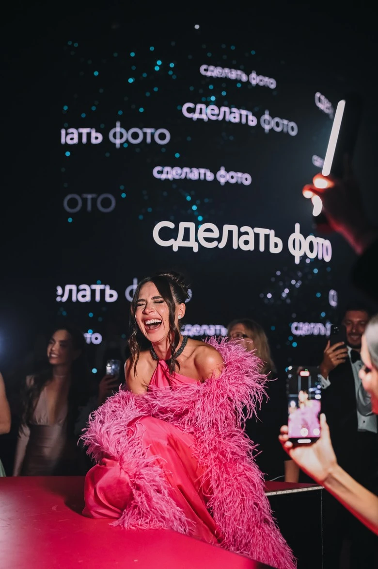 Лерчек смотрит сюрприз мужа. Фото: Super / Марченко Александра 