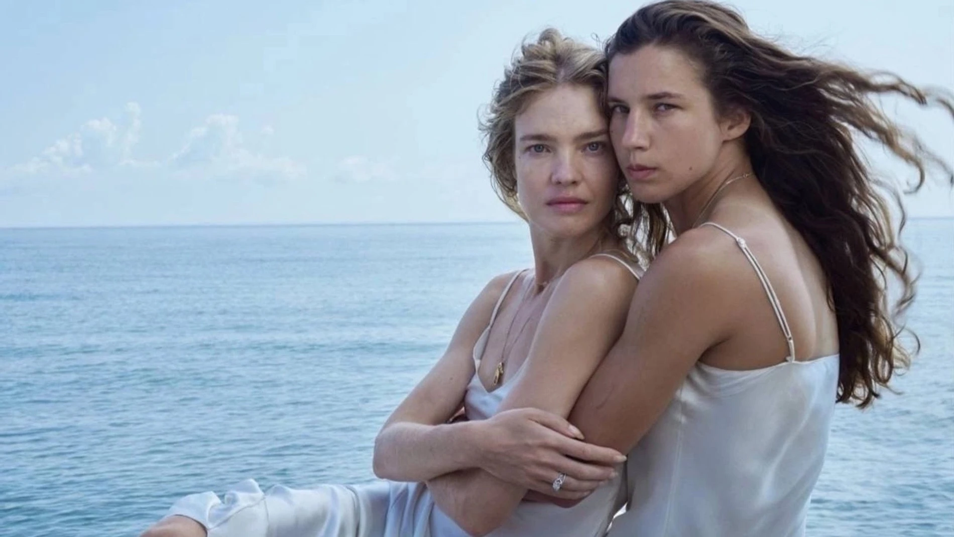 Наталья Водянова с сестрой Дженнифер Бернс в съемке для американского Vogue
Фото: Vogue
