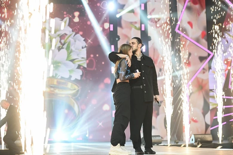 Gazan делает предложение своей девушке Полине. Фото: Super.ru / Александра Марченко 