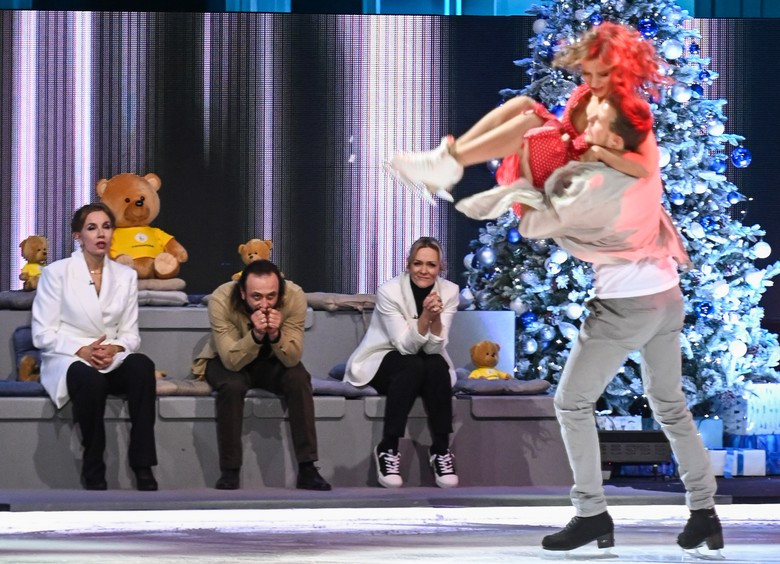 Илья Авербух наблюдает за катанием Лизы Арзамасовой и Никиты Кацалапова. Фото: Super / Марченко Александра