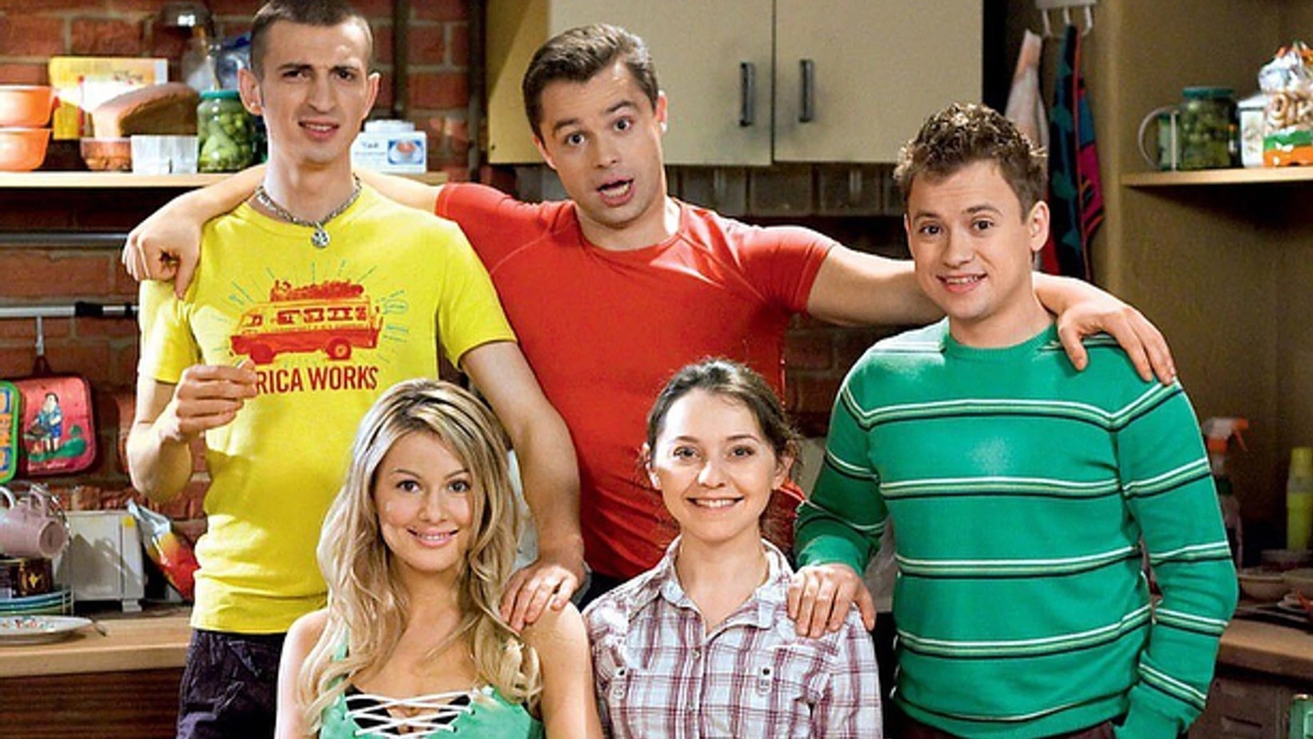 Актеры сериала «Универ» Алексей Гаврилов, Виталий Гогунский, Андрей Гайдулян, Валентина Рубцова и Мария Кожевникова
Фото: ТНТ