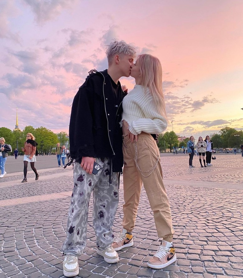Ваня Дмитриенко со своей девушкой Сашей. Фото: Инстаграм (запрещен в РФ) героя материала