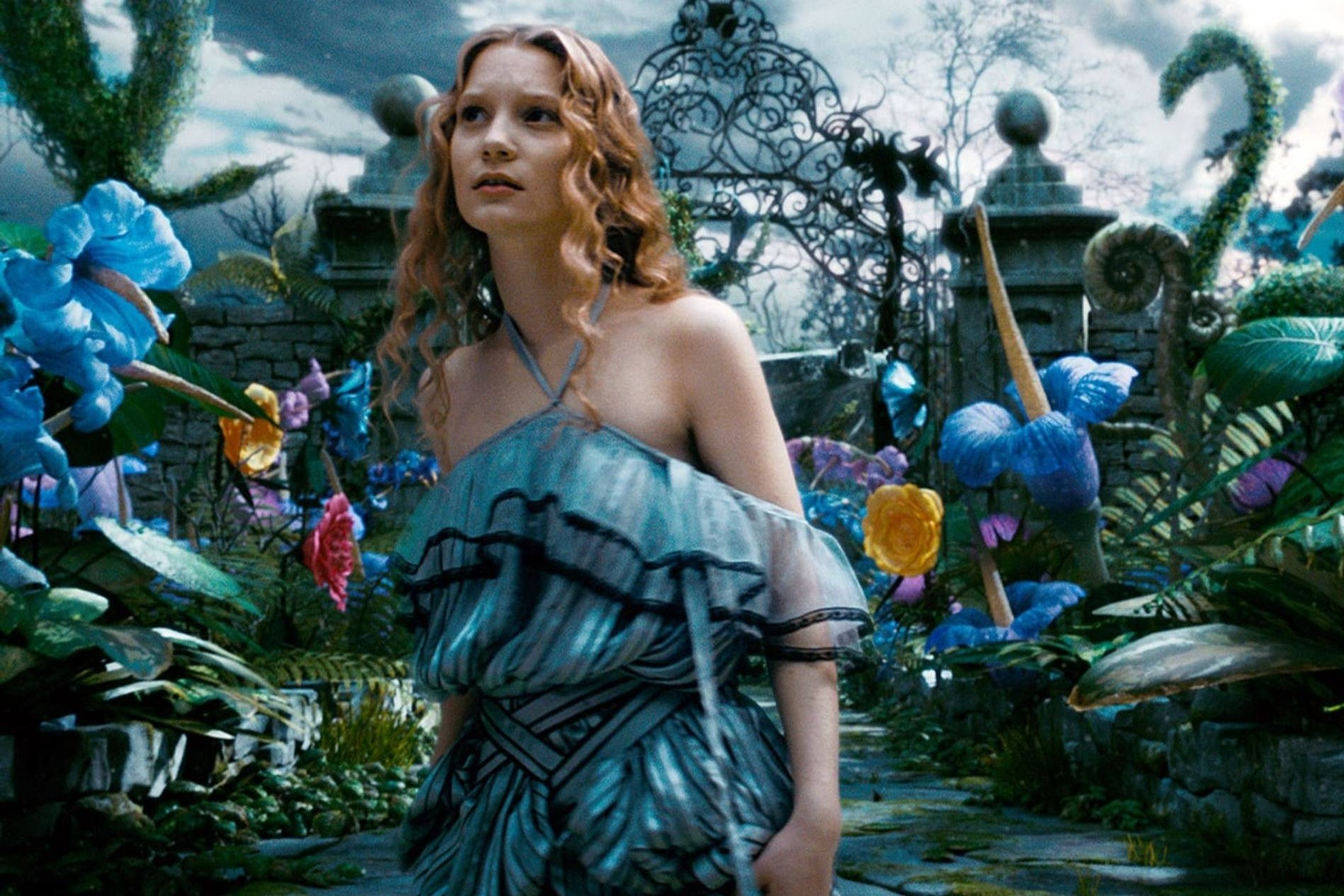 Миа Васиковска в фильме «Алиса в Зазеркалье»