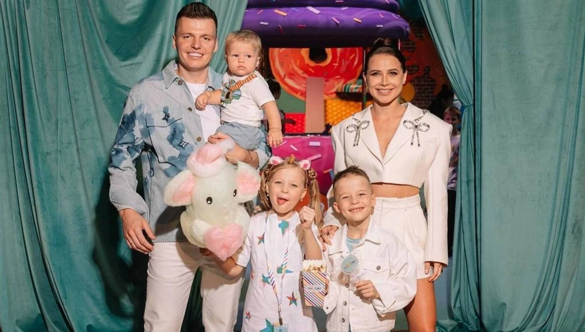 Блогер Лерчек и ее муж Артем с детьми
Фото: Инстаграм* @artem_chek