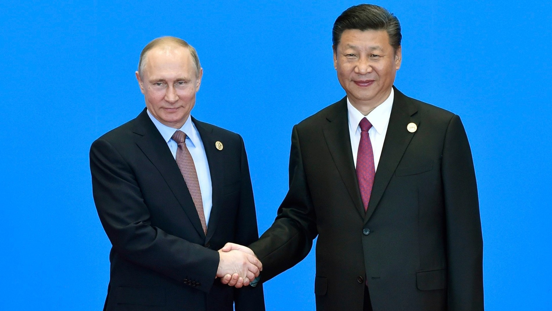 Президент РФ Владимир Путин и лидер КНР Си Цзиньпин в 2017 году в Пекине
Фото: Getty Images