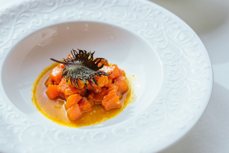 Севиче из нерки с соусом понзу из морошки. Фото: пресс-служба курорта