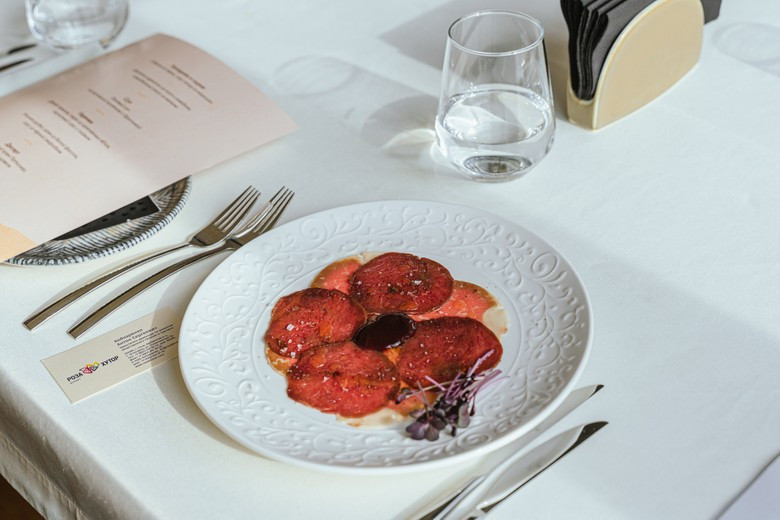 Карпаччо из лося и говядины с малиновым уксусом. Фото: пресс-служба курорта