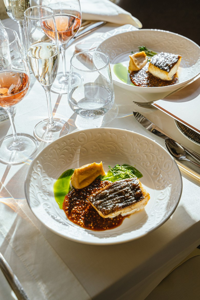 Дикая треска с пюре из запеченных яблок и горчичным соусом с лаймом. Фото: пресс-служба курорта