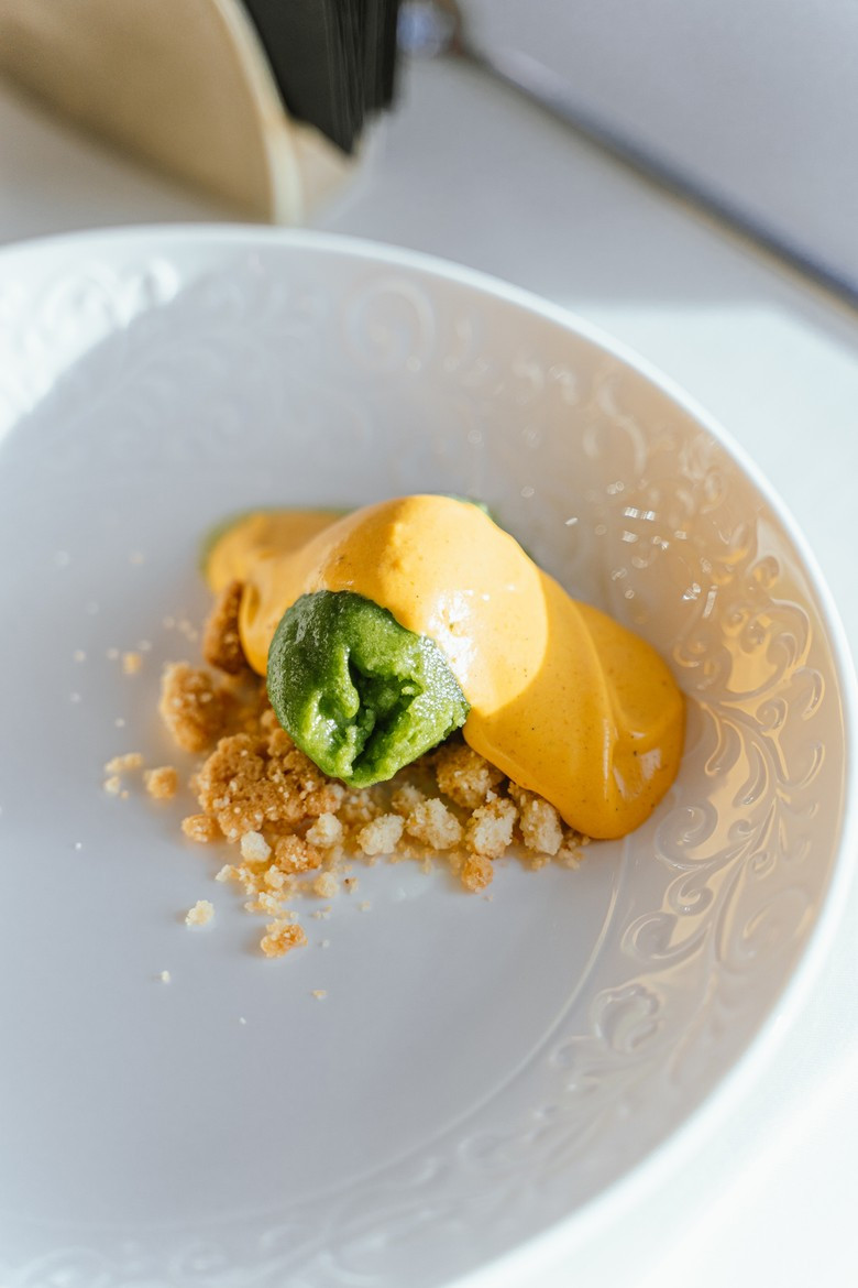 Облепиховый крем Патисьер с сорбетом из щавеля. Фото: пресс-служба