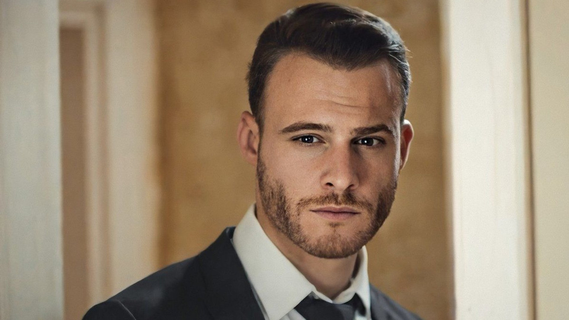 Керем Бюрсин 
Фото: кадр из сериала «Постучись в мою дверь»