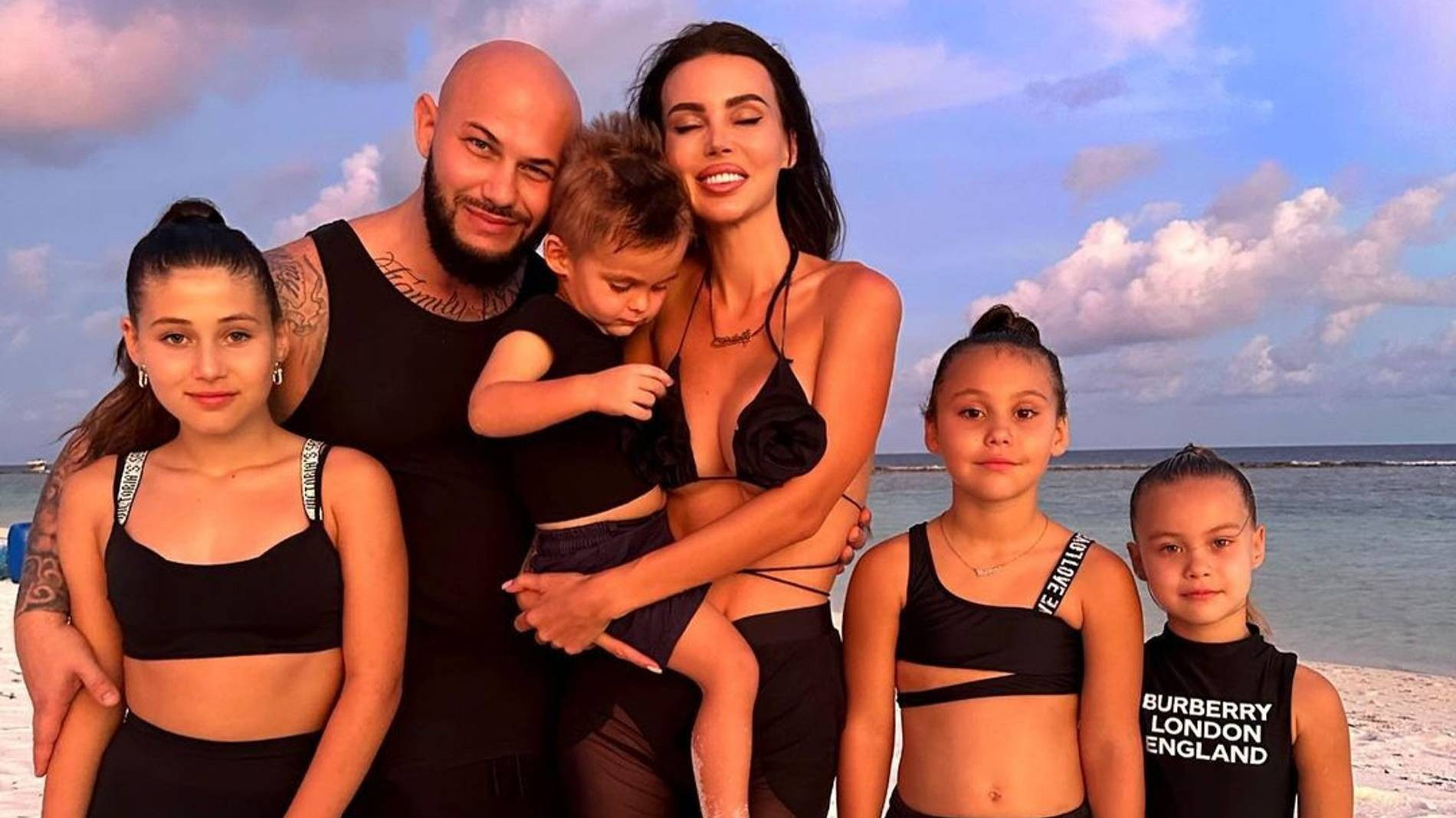 Оксана Самойлова и Джиган с детьми. Фото: Инстаграм* @samoylovaoxana