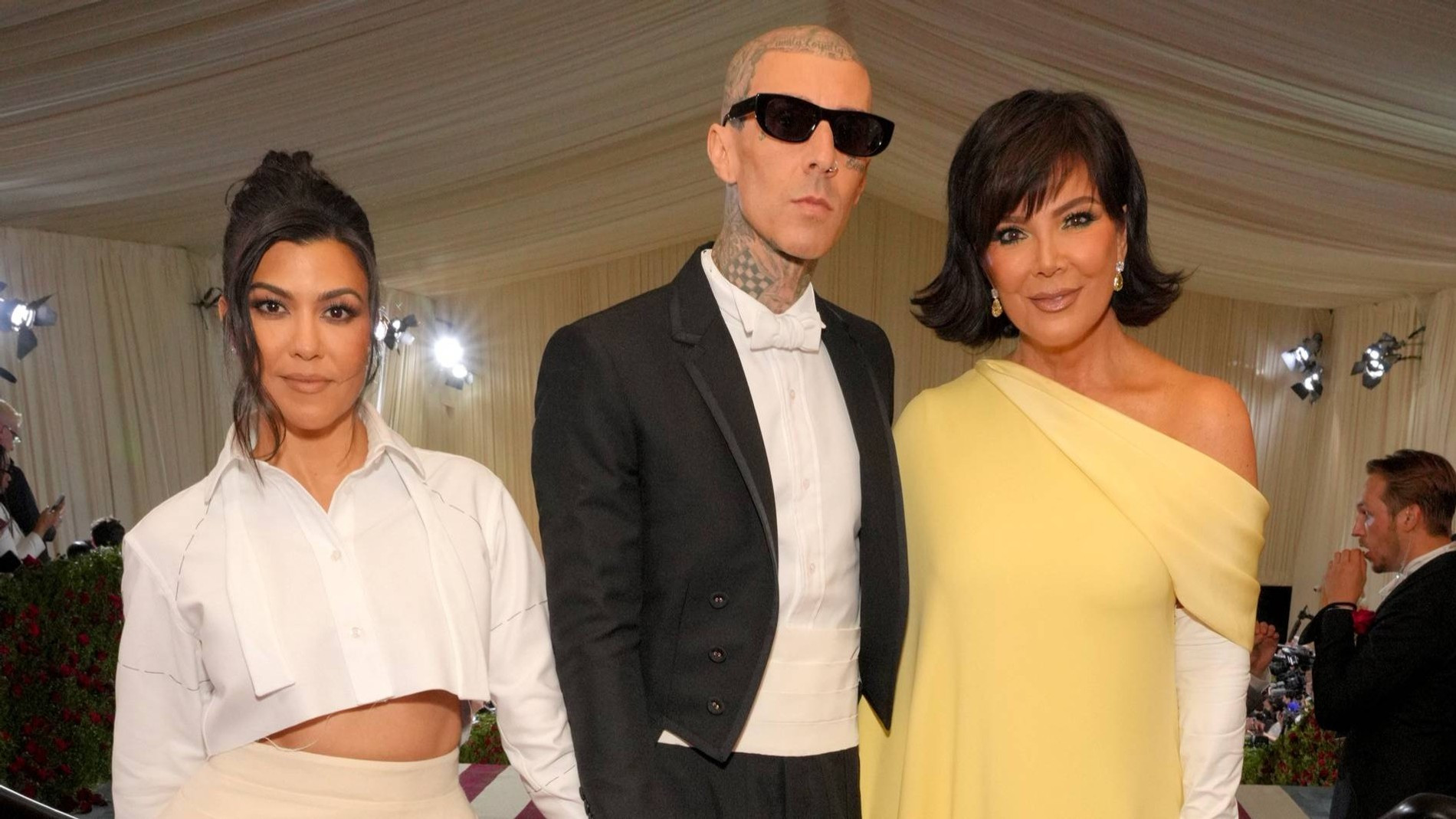 Кортни Кардашьян с мужем Трэвисом Баркером и мамой Крис Дженнер. Фото: Getty Images