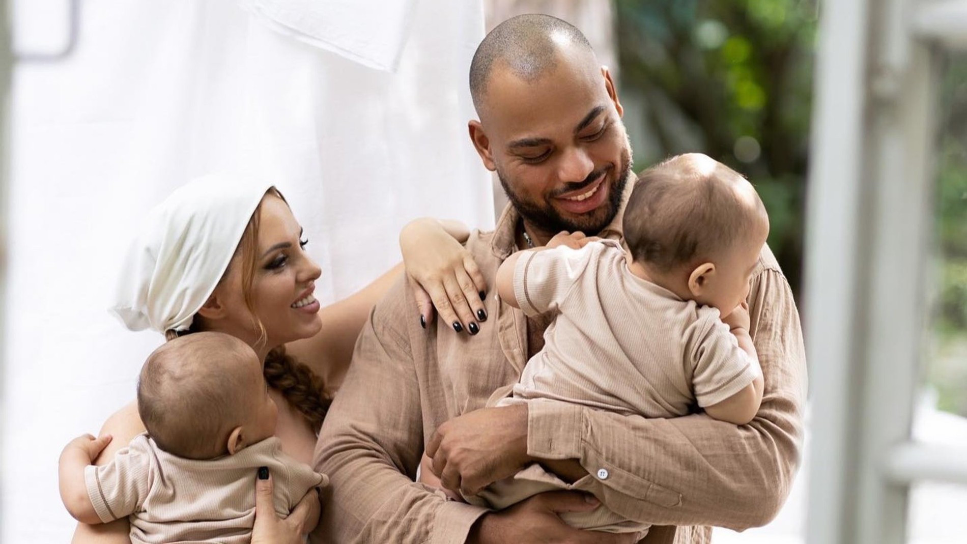 Мондезир Свет-Амур и Юлия Ефременкова с сыновьями Кристианом и Даниэлем. Фото: Инстаграм* @mon_desir_____