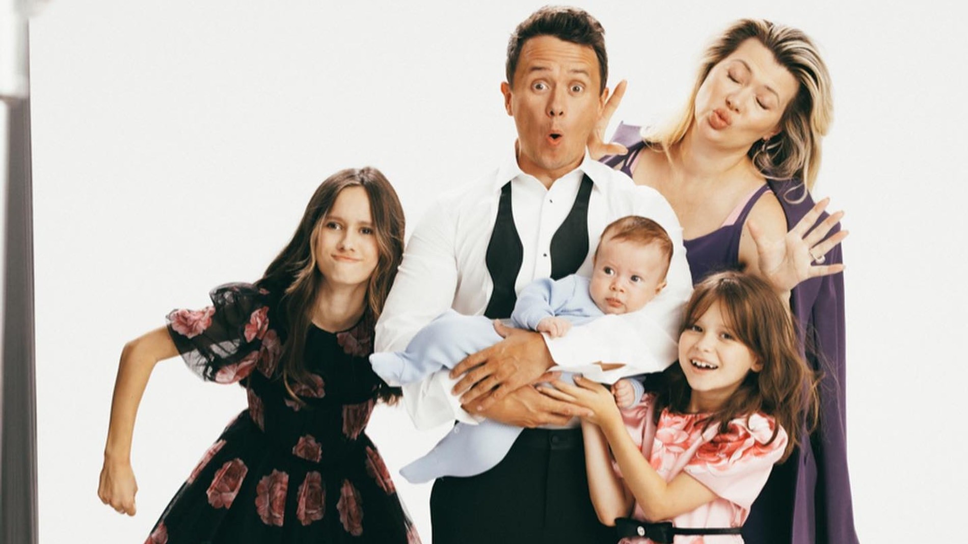 Илья Соболев с семьей. Фото: Инстаграм (запрещен в РФ) @sobolev_tut